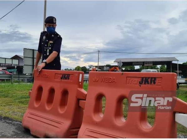 Mohd Haris meninjau jalan yang menghubungkan Penampang dengan Kota Kinabalu dan Putatan ditutup di sekitar Penampang pada Selasa.