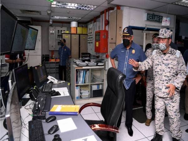  Hamzah diberi penerangan oleh Pengarah Sistem Pengawasan Laut (SWASLA) Kapten Khoo Teng Chuan (kanan) ketika melawat SWASLA Agensi Penguatkuasaan Maritim Malaysia (APMM) sempena Lawatan Kerja ke Pusat Kawalan Daerah (ACC) Klang, pada Selasa. -Foto Bernama 