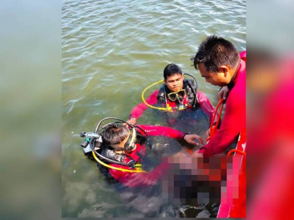 Anggota PPDA membawa naik mayat mangsa ke tebing untuk diserahkan kepada polis.