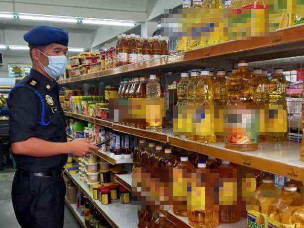 Kerajaan digesa mengkaji kenaikan harga minyak masak dalam botol kerana ia membebankan orang ramai. - Gambar hiasan