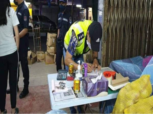 Pemeriksaan dilakukan oleh anggota Jabatan Penguatkuasaan DBKL.