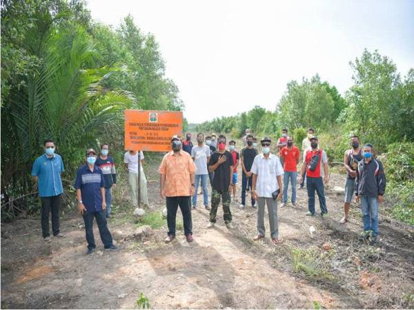 Mujahid (depan, dua kiri) bersama Amanah Parit Buntar dan penduduk kampung meninjau aduan berkaitan hutan bakau di Kuala Bagan Tiang. - Foto Facebook Mujahid Rawa