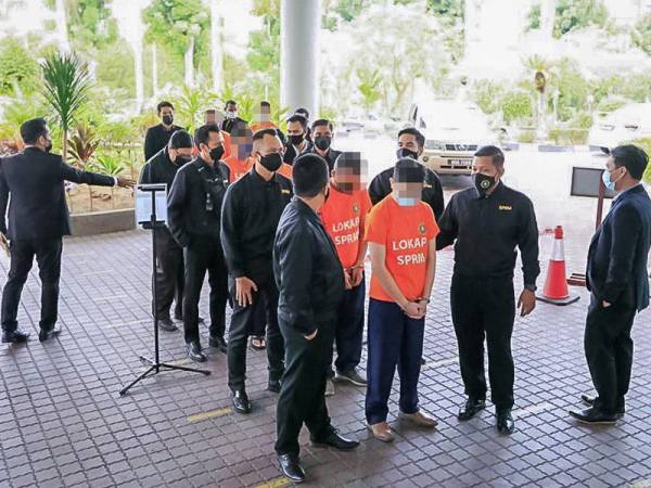 Seramai enam kakitangan sebuah bank direman tujuh hari di Mahkamah Majistret Shah Alam pada Rabu berhubung kes meminta dan menerima rasuah RM18 juta, pada 2018 hingga 2020.