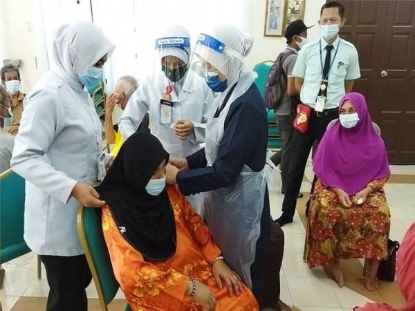 Salah seorang penghuni Kompleks Asnaf Muip menerima suntikan vaksin Covid-19 dos kedua yang dijalankan Pejabat Kesihatan Daerah Kuantan di kompleks itu pada Rabu.