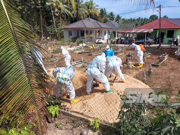 Jenazah mangsa Covid-19 siap ditayamum dan ditutup dua lapis beg mayat yang luar disanitasi dengan sodium hypochlorite sebelum dikebumikan.