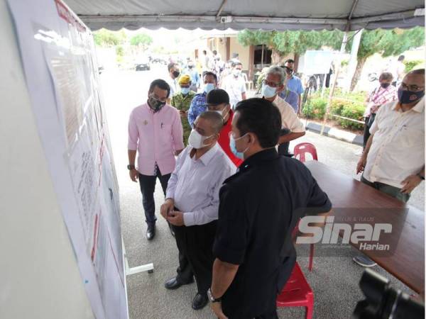 Saarani (dua dari kanan) ketika meninjau pelaksanaan PKPD PSAS, Tanjung Malim pada Rabu.