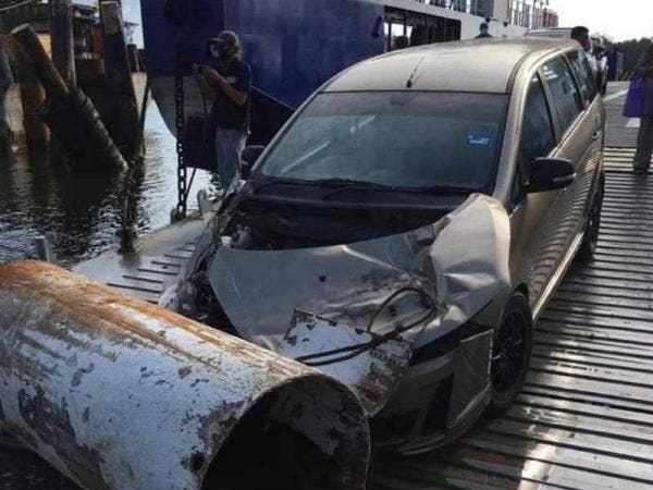Insiden itu sempat dirakam kamera litar tertutup (CCTV) milik syarikat feri terbabit.