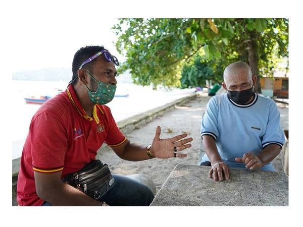 Mohd Noor yang lebih dikenali sebagai Mat (kiri) bersama bapanya Ismail.