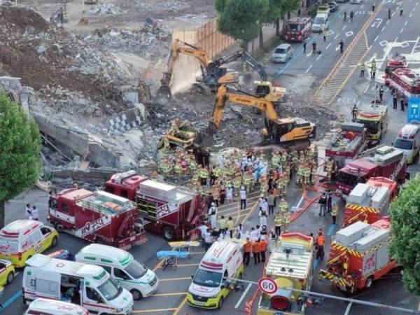 Gambar menunjukkan serpihan bangunan lima tingkat yang runtuh di bandar Gwangju pada Rabu. - Foto Xinhua
