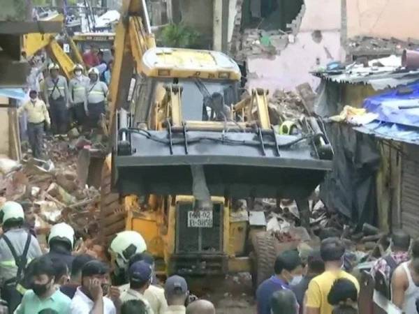 Operasi mencari dan menyelamat tiga orang lagi penduduk dilakukan pada Khamis selepas sebuah bangunan apartmen runtuh di Mumbai pada malam Rabu. - Foto ANI