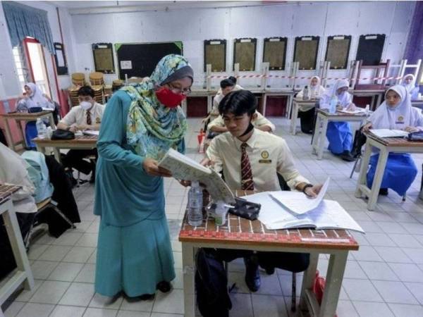 KBAT diperkenalkan dalam kertas peperiksaan SPM mulai 2014, yang menguji keupayaan calon mengaplikasi pengetahuan dalam situasi baharu, menganalisis, menilai dan mencipta, untuk memberi jawapan.