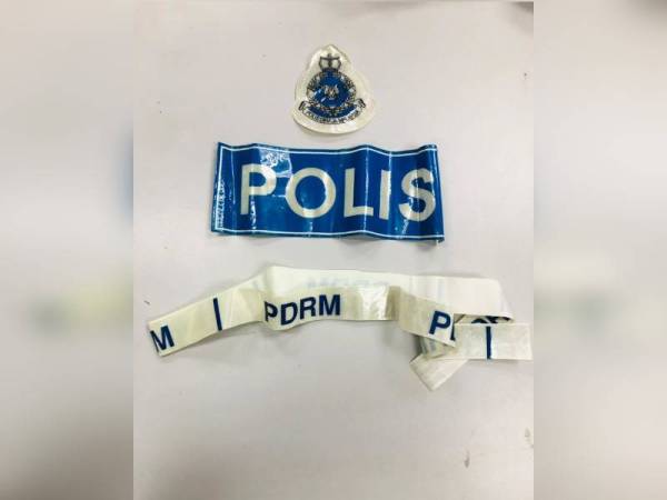 Logo dan perkataan polis yang dirampas daripada suspek.