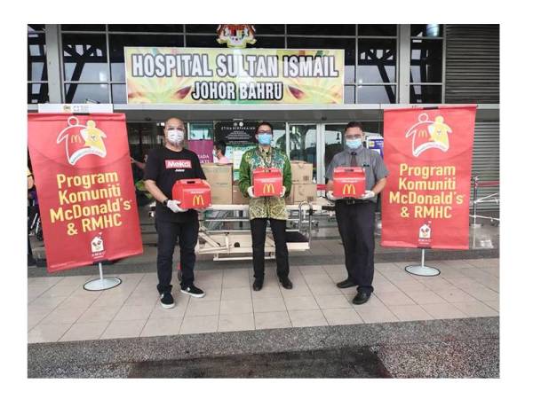 Wakil Hospital Sultan Ismail Johor Bahru menerima bungkusan tajaan makanan.