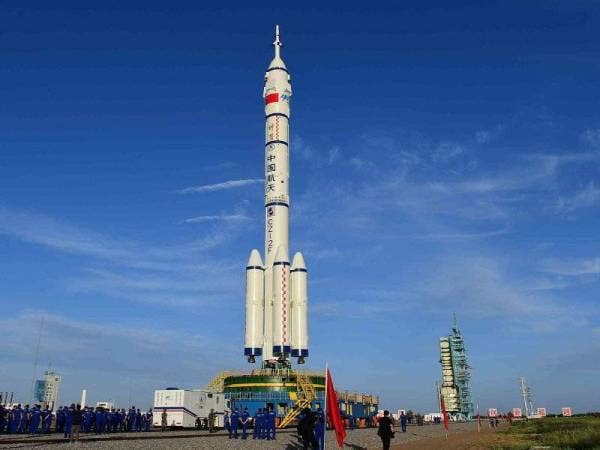 China bersiap sedia untuk melancarkan kapal angkasa Shenzhou-12 apabila roket pembawanya, Long March-2F Y12 selamat dipindahkan ke lokasi pelancaran pada Rabu. Foto Internet