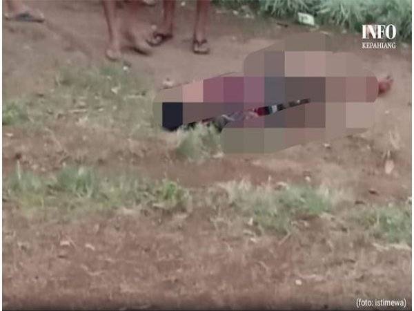 Mangsa maut di hadapan rumah sewanya selepas ditikam 13 kali dan digilis oleh suspek pada Selasa. - Foto Istimewa 