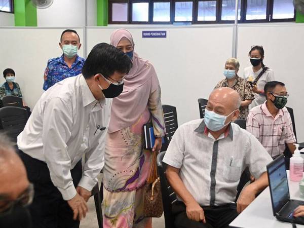 Kon Yeow (kiri) ketika meninjau PPV Tapak Pesta Sungai Nibong yang baru dibuka tiga hari lalu.