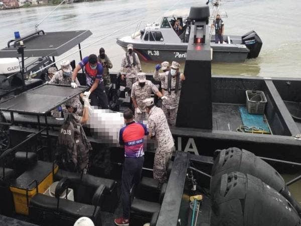 Pasukan Maritim Malaysia membawa naik mayat mangsa yang berjaya ditemukan di perairan Kuala Kurau, Parit Buntar pada Khamis. Foto: Ihsan Maritim Malaysia