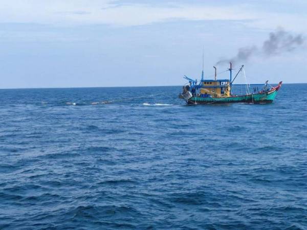Bot nelayan ditahan pasukan Maritim Malaysia yang melanggar syarat sah lesen pada Khamis. - Foto Ihsan Maritim Malaysia