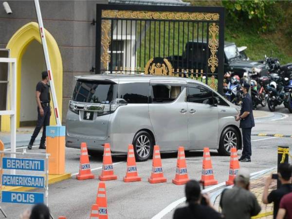 Kenderaan yang membawa Presiden Umno, Datuk Seri Dr Ahmad Zahid Hamidi memasuki pintu 2 Istana Negara menghadap Yang di-Pertuan Agong, Al-Sultan Abdullah Ri'ayatuddin Al-Mustafa Billah Shah di Istana Negara. -Foto Rosli Talib