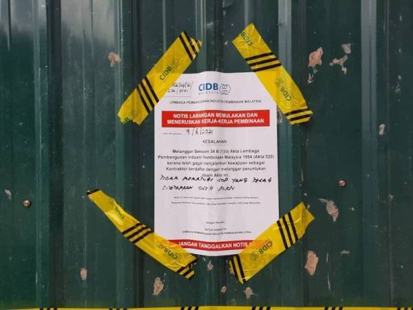 Notis arahan tutup dikenakan terhadap tapak pembinaan yang diperiksa CIDB kerana tidak patuh SOP. - Foto FB CIDB