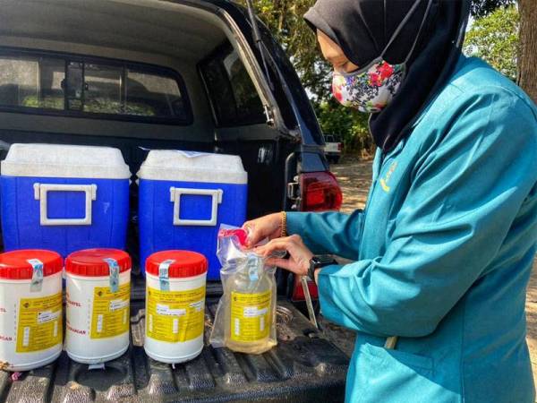 Sampel air yang telah diambil oleh pihak JAS pada Khamis.