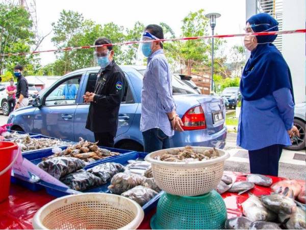 Datuk Che Abdullah (kiri) semasa melawat PST FAMA Seremban pada Jumaat.