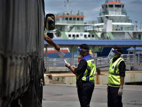 Anggota polis bertugas membuat sekatan dan memeriksa dokumen perjalanan pengembara serta penumpang feri kenderaan di pintu utama keluar dan masuk, berikutan larangan rentas negeri yang masih berkuatkuasa ketika tinjauan Pelaksanaan Perintah Kawalan Pergerakan Diperketatkan (PKPD), di Terminal Feri Antarabangsa Labuan hari ini.