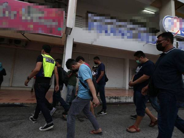 Keempat-empat lelaki ditahan bagi membantu siasatan selepas serbuan dilakukan di sekitar Jelutong pada Jumaat.