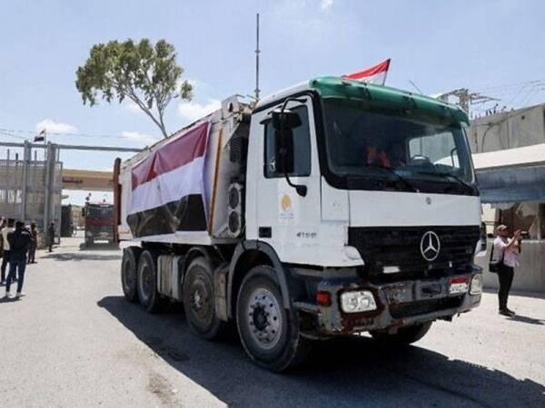 Sebuah lori membawa bahan binaan dari Mesir tiba di Lintasan Rafah, Gaza pada 4 Jun lalu. - Foto AFP