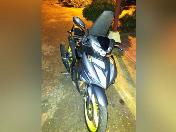 Sebuah motosikal yang dirampas polis daripada suspek kes samun pemilik kedai runcit di Taman Bistari Jasin, Jasin pada Jumaat.