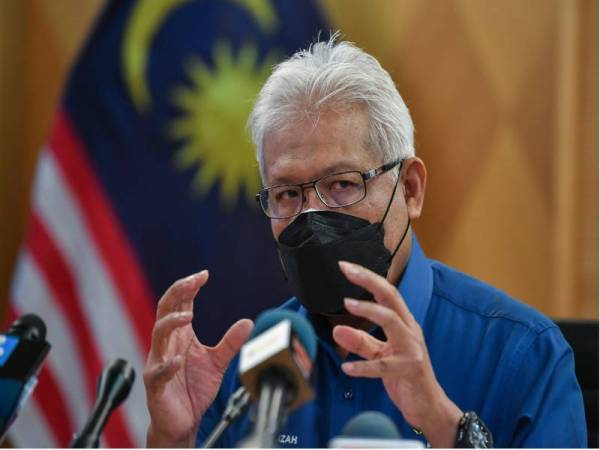 Hamzah pada sidang media rangkuman operasi pemantauan Prosedur Operasi Standarad (SOP) pelaksanaan penutupan pergerakan penuh fasa pertama di Kementerian Dalam Negeri, pada Sabtu. -Foto Bernama