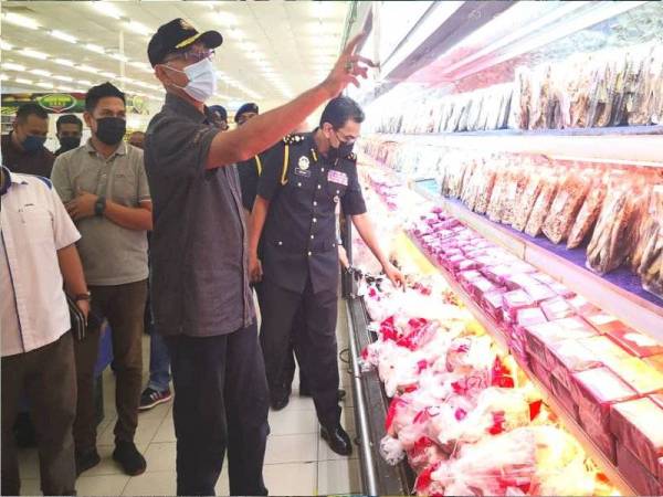 Rosol melakukan pemeriksaan pematuhan SOP Akta 342 di Pasar Raya TF Value Mart di sini pada Sabtu.