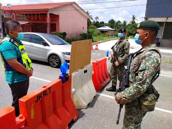 Ab Rashid (kiri) turun padang meninjau gerak kerja dan penugasan anggota pasukan keselamatan di PKPD Kampung Kutan Tengah, Tumpat pada Sabtu.