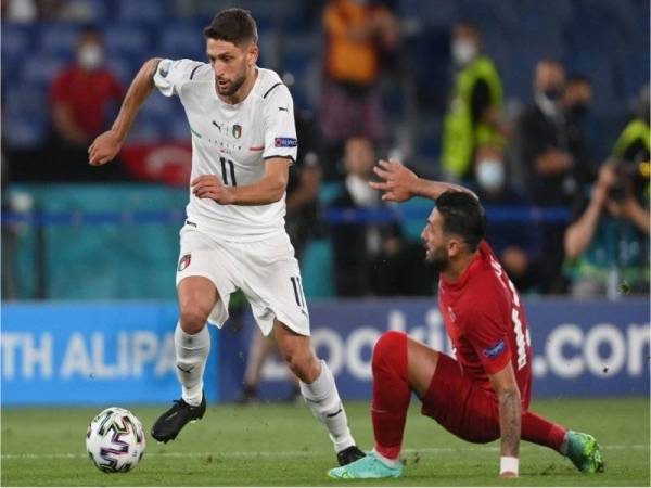 Pemain Itali, Domenico Berardi cuba melepasi halangan Demiral ketika aksi Kumpulan A Euro 2020 menentang Turki di Stadium Olimpico, Rom.