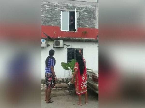 Video insiden pergaduhan membabitkan dua jiran yang tular di media sosial pada Jumaat.