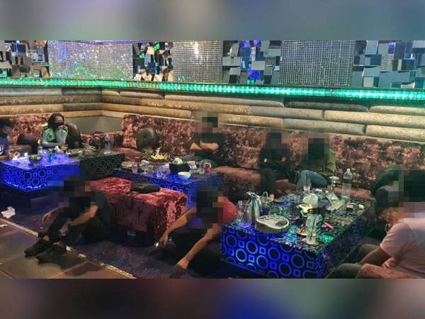 Antara individu yang ditahan kerana ingkar SOP PKP 3.0 di sebuah premis pusat hiburan di Jalan Pantai, Kota Kinabalu.