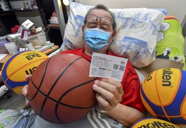 Cheong Phor menunjukkan Kad Peringatan Vaksinasi selepas menerima suntikan pertama vaksin Covid-19 di PPV Kompleks Balai Islam, Lundang pada Jumaat lalu. -Foto Bernama