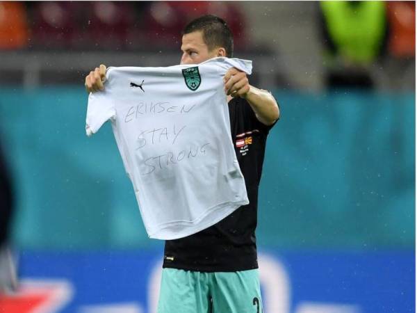 Pemain Austria Stefan Lainer turut menunjukkan solidariti terhadap pemain Denmark, Christian Eriksen yang rebah secara tiba-tiba ketika beraksi berdepan Finland pada Sabtu.