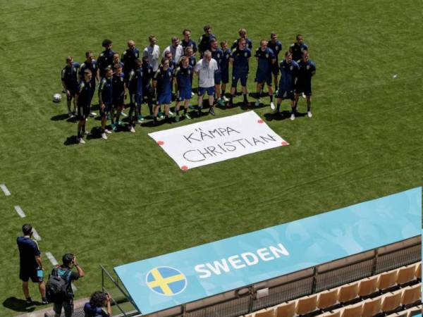 Pemain serta pegawai Sweden bersama kain rentang tanda solidariti buat Eriksen