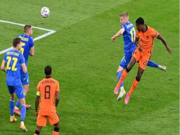Dumfries melonjak tinggi bagi menanduk masuk gol ketiga yang juga gol kemenangan Belanda pada perlawanan berkenaan.