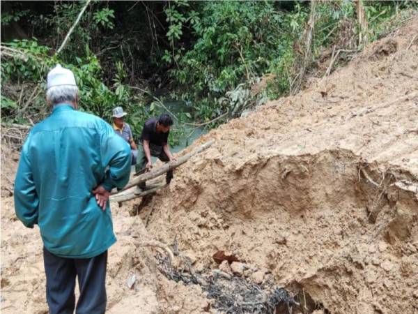 Ahmad melihat keadaan jalan yang baru diselenggara telah menutupi satu laluan aliran anak sungai yang menuju ke Hutan Lipur Puncak Janing, Kuala Nerang.