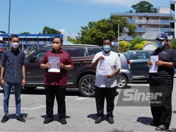 Pemuda PH menunjukkan laporan polis yang dibuat di Ibu Pejabat Polis Daerah Melaka Tengah pada Isnin.