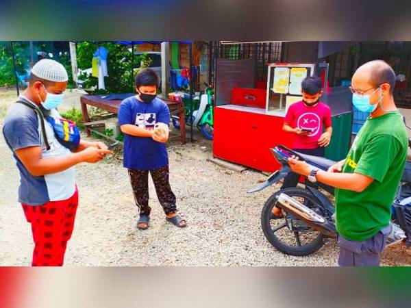 Ibu bapa sentiasa memberikan dorongan walaupun semangat pelajar di Kampung Simpul, Tok Uban, Pasir Mas untuk mengikuti PdPR 'luntur' susulan capaian internet yang lemah di kawasan berkenaan.