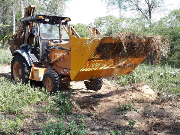 Smart Bucket Backhoe yang dipasang pada jentolak dapat mengangkut sampah di pantai dengan berkesan tanpa pasir.