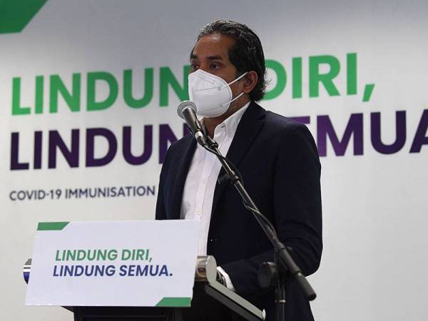 Khairy Jamaluddin ketika sidang media mengenai perkembangan Program Imunisasi Covid-19 Kebangsaan selepas menghadiri mesyuarat bersama JKJAV di Kompleks F hari ini. - Foto Bernama