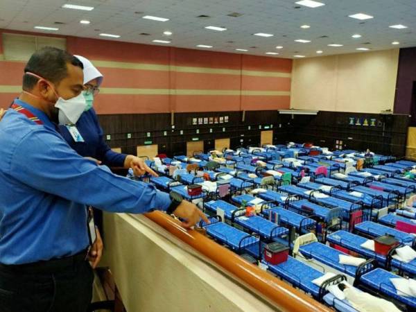 Dr Mohd Zurairee (kiri) turun padang meninjau gerak kerja petugas kesihatan di PKRC Kampus USM Kubang Kerian yang kini lengang selepas Covid-19 di Kelantan menunjukkan sedikit penurunan ketika ini.