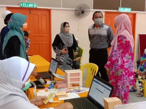 Mohd Faizal (dua dari kanan) ketika melawat PPV Bergerak Kuala Pilah di Felda Kepis pada Isnin.