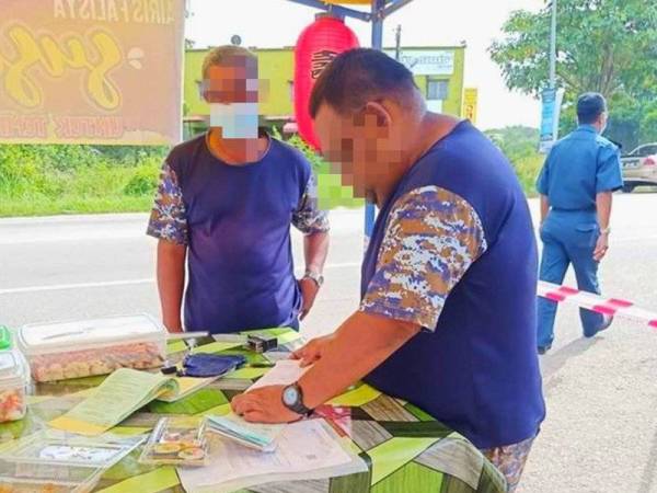 Gambar anggota penguat kuasa tanpa memakai pelitup muka mengenakan kompaun terhadap peniaga jalanan yang tular sejak Ahad.