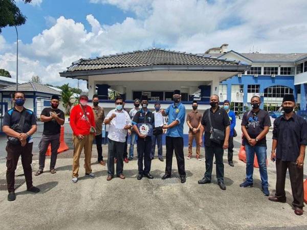 Sembilan NGO menunjukkan laporan polis yang dibuat di IPD Seremban pada Isnin.