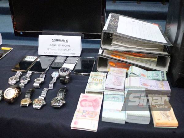 Polis merampas pelbagai barang susulan tumpasnya 10 sindiket ah long dalam serbuan di sekitar Selangor, baru-baru ini.